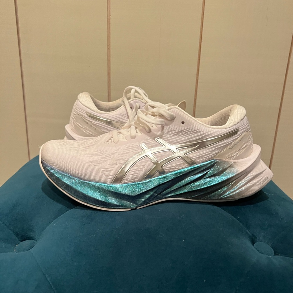 ASICS Novablast 3 neutral running shoes in platinum, women’s size